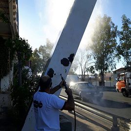 Pinturas Antonio Rosa hombre haciendo perforación