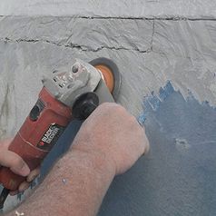 Pinturas Antonio Rosa hombre usando pulidora