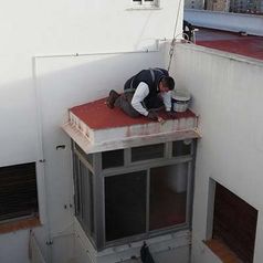 Pinturas Antonio Rosa hombre trabajando en techo