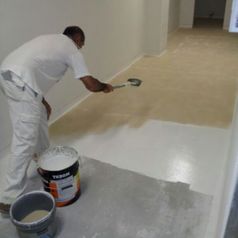 Pinturas Antonio Rosa persona pintando corredor