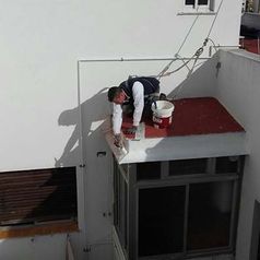 Pinturas Antonio Rosa hombre organizando techo
